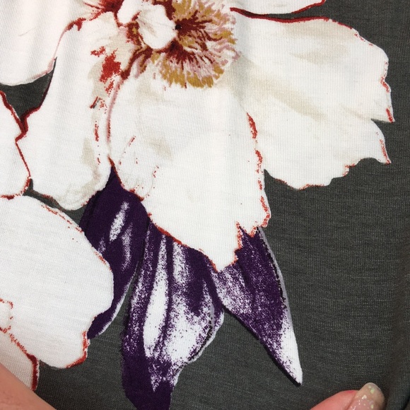 New Green shark bite floral blouse - Picture 6 of 8